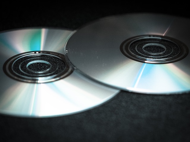 Anos 90: lançamento do DVD e expansão do empreendedorismo no Brasil